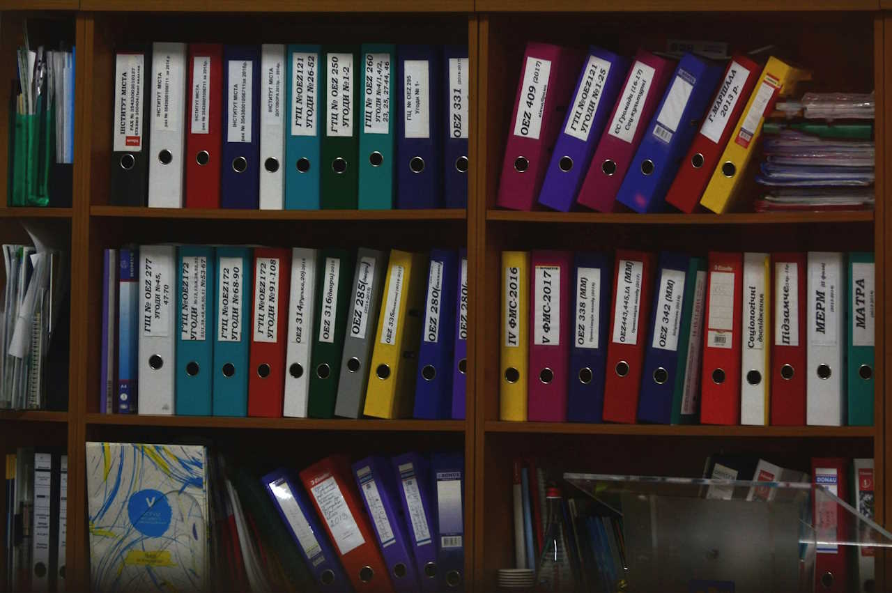 Ile segregatorów pomieści szafa aktowa? Przewodnik po wymiarach i organizacji archiwum